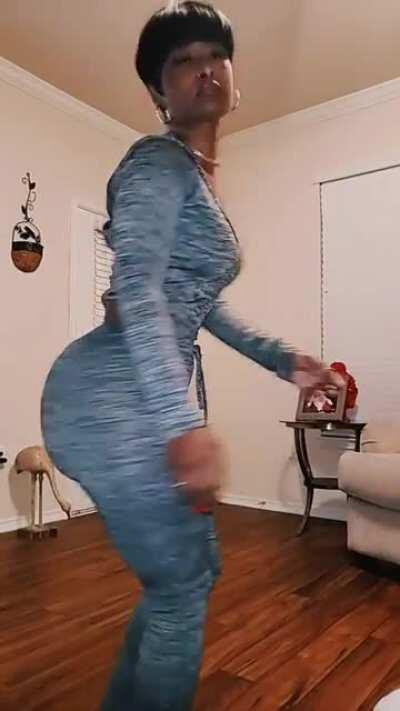 Her body is UNMATCHED 😫just wait till she turns around 🍑😍🤩🤦🏾‍♂️