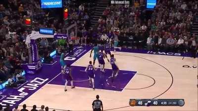 [Highlight] Impressive sequence from last night: Walker Kessler blocks 3 different Suns players on 3 straight defensive possessions, and then gets the transition bucket