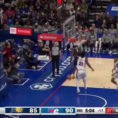 [Highlight] Obi Toppin posterizes Embiid with the reverse slam!