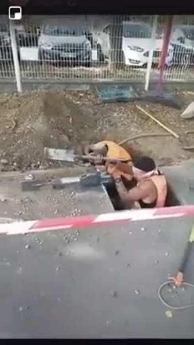 InTeNse TrEncH WArfAre iN ThE StREets oF rIo dE JAneIrO