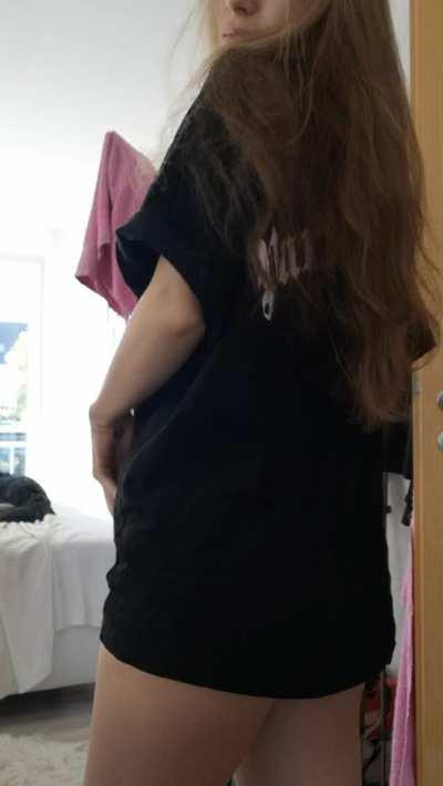 I am embarrassed about my little ass, hope you like it (OC)