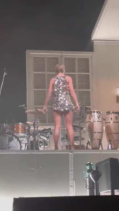 Taylor Performing at The 1975 concert in London