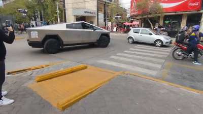 Cybertruck en el centro de San Luis