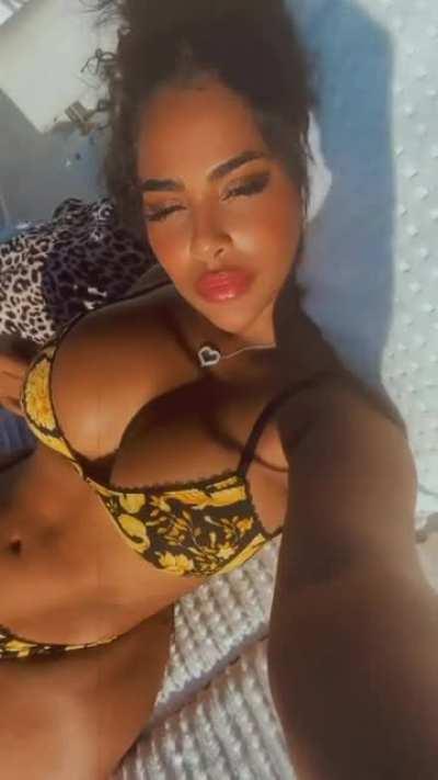 👙🤳🏽