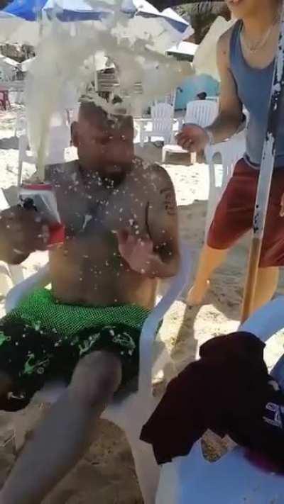 En la playa relajándose 🦎🦎