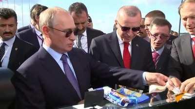 Друзья купили по мороженки