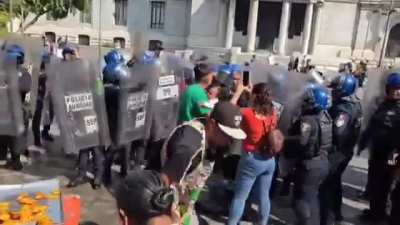 Mexican Riot police vs street vendors in Mexico City
