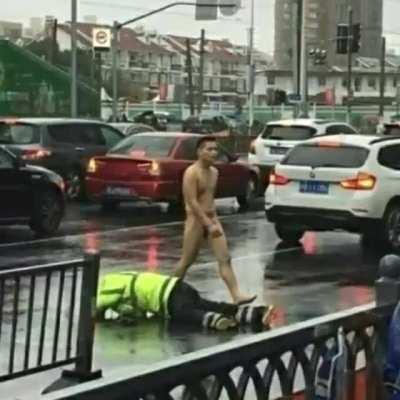 El hombre que solo quizo salir desnudo a la calle