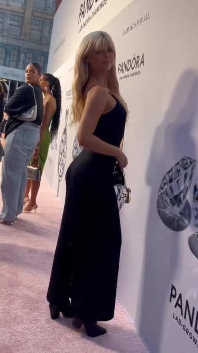 Loren showing us her perfect tight little booty 🍑🔥🤤