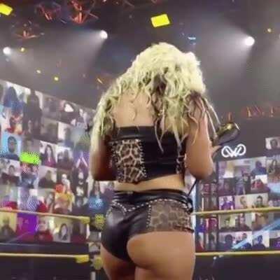 Toni Storm 🍆