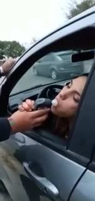 Automovilista santiagueña tiene dificultades para realizar el test de alcoholemia