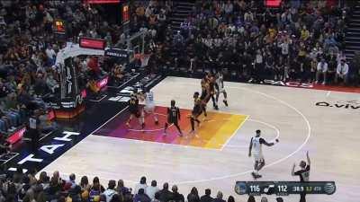 [Highlight] Iguodala redeems himself with the dagger three to put the Warriors up 7 with 38.8 left