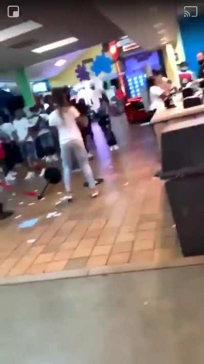 Ябанутые дети громят какую то рыгаловку