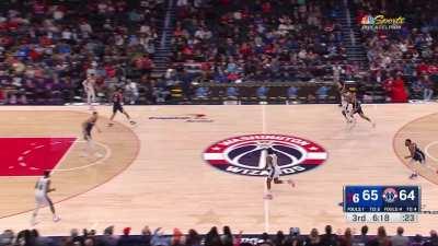 [Highlight] Kuzma blows the breakaway dunk, resulting in a wide open 76ers 3