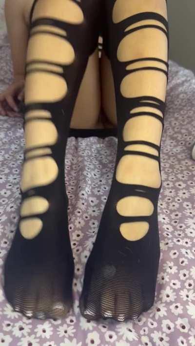 My tiny Goth Latina feet love the feeling of your cum 🖤