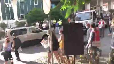 Onur Yürüyüşü'nde ses bombası atan polise, 'Çocuk uyuyor' diye tepki gösteren vatandaşa polisten yanıt: 