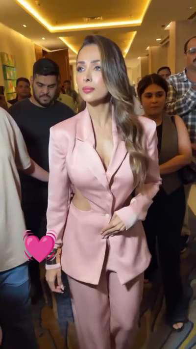 Malaika Arora Looking Gorgeous in Pink Suit 🩷😘