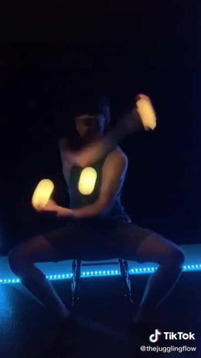 This dude's juggling skillz