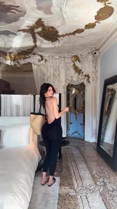 That fat ass damn she wants me hard 