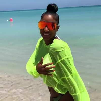 Imagine seeing this in tha beach 🏖