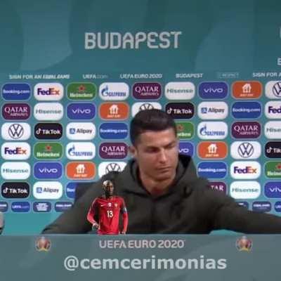 Ronaldo afasta o par de jarras
