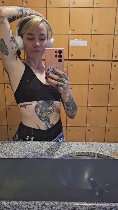 Sweaty armpits at the gym 🥵 wanna come to the bathroom with me? [F]