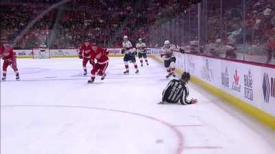 [Trettenero] Linesman takes puck in a sensitive area