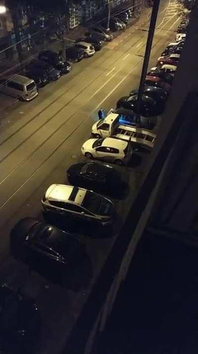 Wenn um Mitternacht das Autoradio auf voller Lautstärke angeht 🤣