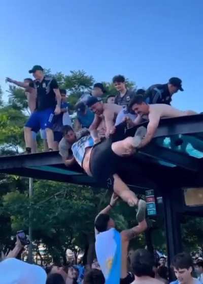 Quiero una economía fuerte como el short, inagotable como la fuerza del los pibes y estable como el techo del Metrobus (la leyenda dice que todavía sigue arriba, jamás pudo bajar)