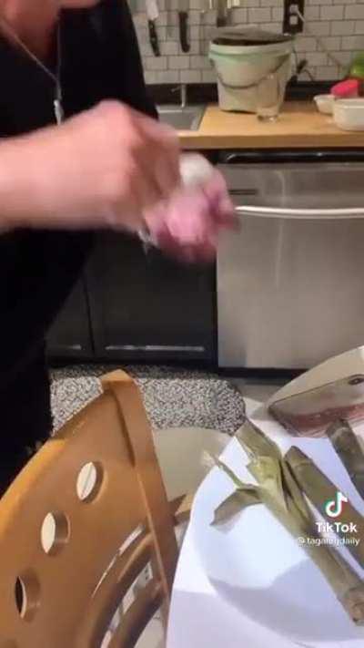 American mom tries out 'Suman' from Filipino friends!