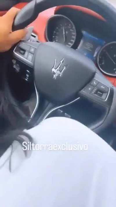 Mamando o corno do pau pequeno.