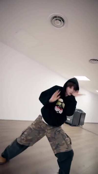 251021 LE'V doing the MONSTER Dance Challenge