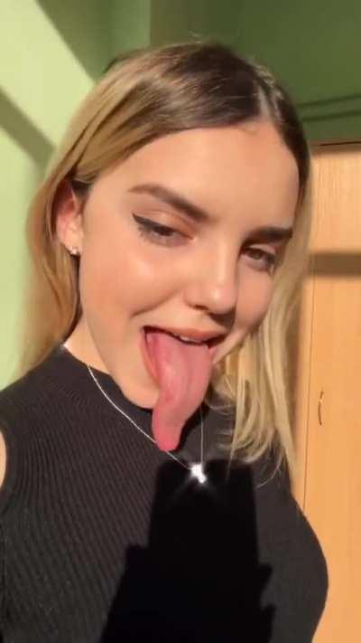 Love the way this long sexy tongue moves! 😛