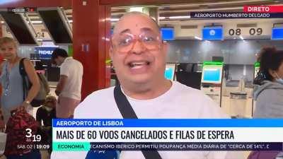 Passageiro vive um drama para descarregar a bagagem