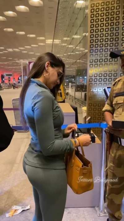 Subha subha Moroccan gand pe muth maarlo frendz, ye Arab kutiya Nora Fatehi apni gaand me aaraam ek saath 2-4 lund le sakti hai. Duniya me jitne bhi tarah ke laude hai sab chakk chuki hogi ye saali bhadwi.