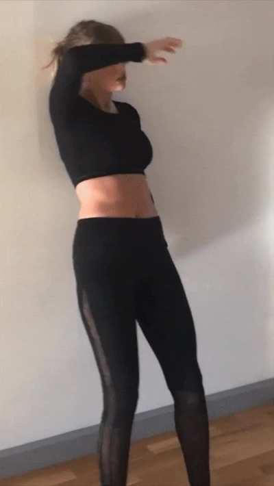 Taylor's belly is so hot