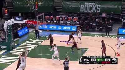 [Highlight] Brook Lopez's 3 attempt goes off the backboard