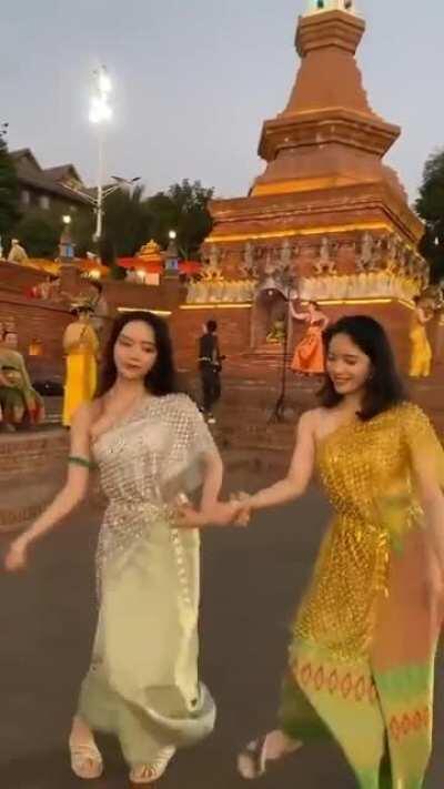 Beautiful, traditional dance by Dai Ethnic women in China!