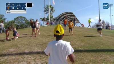 [Highlight] Kid gets his hat knocked off his head during Braves @ Mets spring training game.