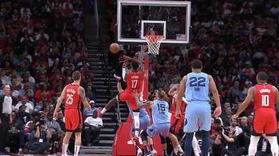 [Highlight] Sengun makes the hook shot despite being smothered down low and finishes with a mean mug