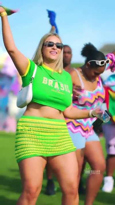 Bunda brasileira fica desobediente durante Carnaval de Trindade Tobago. 