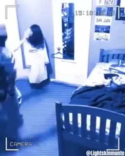 Que inveja também queria uma mulher no meu quarto 😭😭😭