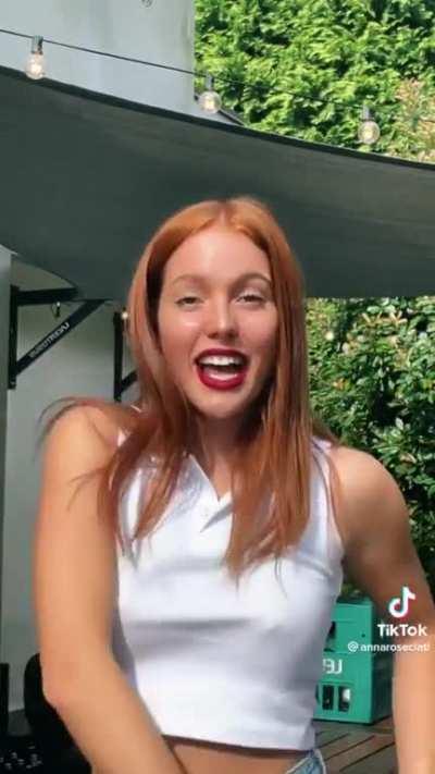 Anna ciati lingua👅+capezzoli🍐