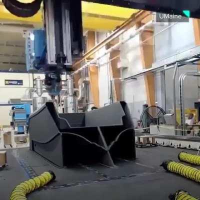 The Worlds Largest 3D Printed Boat, wieghing 5,000 pounds.