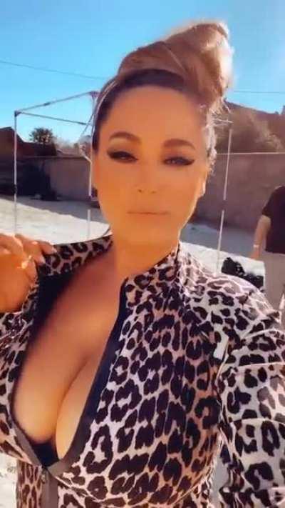 Kelly Brook busty view