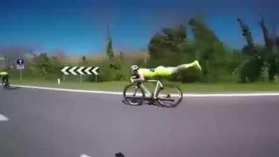 Cyclist suspended himself on his bicycle while going down a slope to take the lead at a race