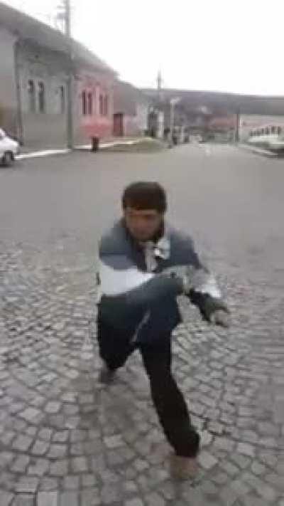 Nicu Shordan pregatindu-se sa intre-n lupta cu Basescu (circa 2020, color)