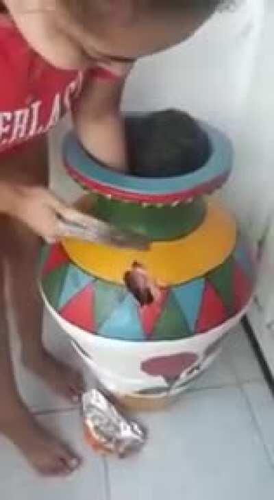 Brazilian kid gets stucked into a vase