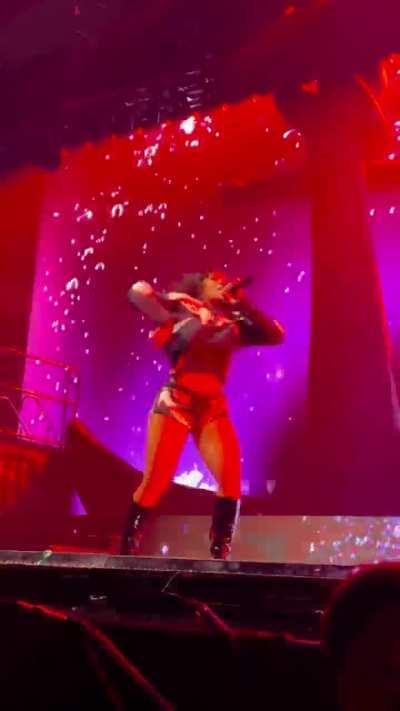 SZA performing Rich baby daddy last night in Houston