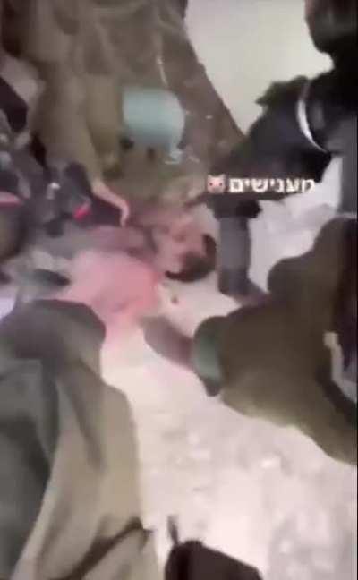 Israeli soldiers with captured Palestinian